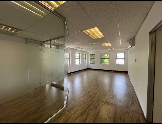 85M² OFFICE TO LET IN HYDE PARK